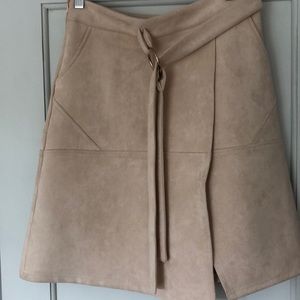 Few‎ Moda New York. Faux suede tan skirt. Size large. Belted. Super soft. NWOT.